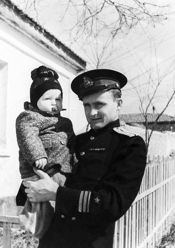 Апрелев-Флагштур капитан-лейтенант В.П. Апрелев с будущим штурманом на руках. Севастополь. 1953 г.-1000.jpg